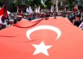 Τούρκοι κρατούν σημαίες της χώρας τους κατά τη διάρκεια των εορτασμών της Γιορτής Νεολαίας και Αθλητισμού, στην Κωνσταντινούπολη (φωτ. αρχείου: EPA / Deniz Torprak)