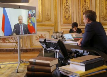 Ο Εμανουέλ Μακρόν σε παλαιότερη συνομιλία του με τον Βλαντίμιρ Πούτιν, μέσω βιντεοκλήσης. (Φωτ. αρχείου: EPA/ Michel Euler / POOL  MAXPPP OUT)