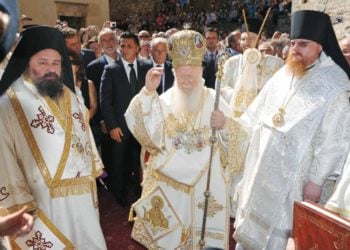 Εικόνα από την πρώτη επίσημη πατριαρχική Θεία Λειτουργία το 2010 στην Παναγία Σουμελά στον Πόντο. Ο μακαριστός μητροπολίτης Δράμας με τον Οικουμενικό Πατριάρχη Βαρθολομαίο και τον τότε επίσκοπο Παντόλσκ και βικάριο του Πατριαρχείου Μόσχας Τύχων (φωτ. αρχείου:  EUROKINISSI /  Μητρόπολη Δράμας)