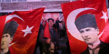 Ένας άνδρας ανάμεσα σε δύο τουρκικές σημαίες στις οποίες έχει προστεθεί φωτογραφία του Μουσταφά Κεμάλ (φωτ. αρχείου: EPA / Erdem Sahin)