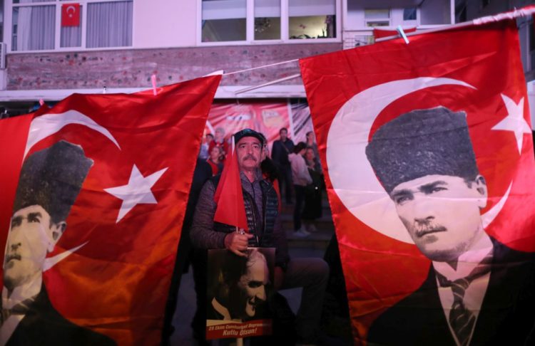 Ένας άνδρας ανάμεσα σε δύο τουρκικές σημαίες στις οποίες έχει προστεθεί φωτογραφία του Μουσταφά Κεμάλ (φωτ. αρχείου: EPA / Erdem Sahin)