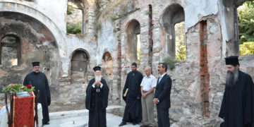 Ο Οικουμενικός Πατριάρχης στην Παναγία Παραμυθία το 2011 (φωτ.: fosfanariou.gr)