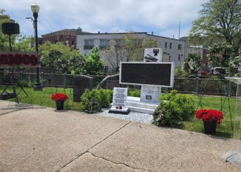 Το μοναδικό μνημείο για τη Γενοκτονία των Ποντίων σε δημόσιο χώρο στις ΗΠΑ, σε πάρκο στο Νόργουοκ (φωτ.: Facebook / Pontian Society "Pontos" of Norwalk)