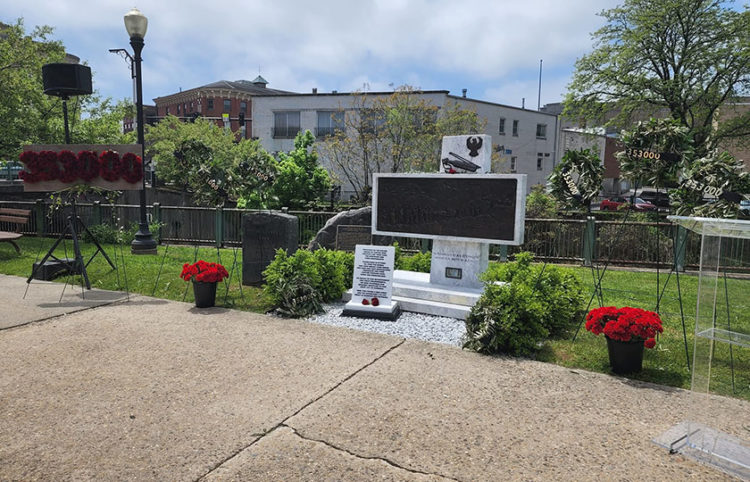 Το μοναδικό μνημείο για τη Γενοκτονία των Ποντίων σε δημόσιο χώρο στις ΗΠΑ, σε πάρκο στο Νόργουοκ (φωτ.: Facebook / Pontian Society "Pontos" of Norwalk)