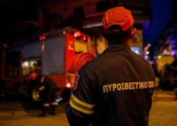 Πυροσβέστης και πυροσβεστικό όχημα (φωτ. αρχείου: EUROKINISSI/ Γιάννης Παναγόπουλος)