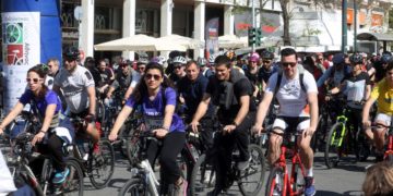 Ποδηλάτες κατά την εκκίνηση στον Ποδηλατικό Γύρο της Αθήνας, το 2019 (φωτ. αρχείου: ΑΠΕ-ΜΠΕ/ Αλέξανδρος Μπελτές)