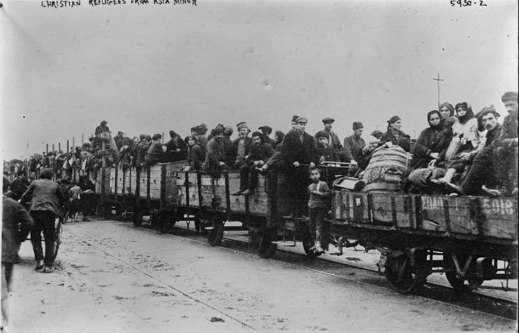 Πρόσφυγες από τη Σαμψούντα σε βαγόνια τρένου στην Πάτρα, με προορισμό άλλες πόλεις στην Ελλάδα. Η φωτογραφία δημοσιεύθηκε στο National Geographic τον Νοέμβριο του 1925, σε άρθρο με τίτλο «Το μεγαλύτερο ταξίδι της Ιστορίας» (τ. 48, σ. 568). Πηγή: Βιβλιοθήκη του Κογκρέσου / George Grantham Bain Collection