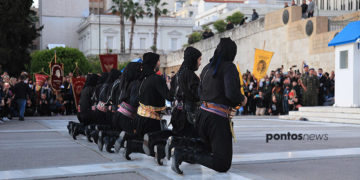 Ο χορός σέρρα στην Πλατεία Συντάγματος, στην κεντρική εκδήλωση της ΠΟΕ στις 19 Μαΐου 2022 (φωτ.: Κώστας Κατσίγιαννης)