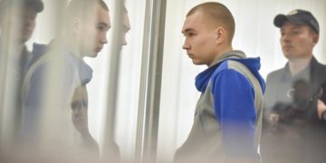 Ο 21χρονος Ρώσος στρατιώτης Βαντίμ Σισιμαρίν κατά τη διάρκεια της δίκης (φωτ.: EPA / Oleg Petrasyuk)