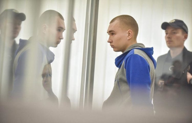 Ο 21χρονος Ρώσος στρατιώτης Βαντίμ Σισιμαρίν κατά τη διάρκεια της δίκης (φωτ.: EPA / Oleg Petrasyuk)