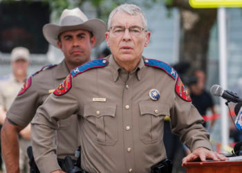 O συνταγματάρχης Στίβεν ΜακΚράου, διευθυντής του υπουργείου Δημόσιας Ασφάλειας του Τέξας (φωτ.: EPA / Tannen Maury)