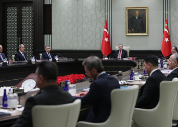Στιγμιότυπο από τη συνεδρίαση του Συμβουλίου Εθνικής Ασφάλειας της Τουρκίας, το οποίο πραγματοποιήθηκε στο Προεδρικό Μέγαρο υπό τον Ρετζέπ Ταγίπ Ερντογάν (φωτ.: Προεδρία της Δημοκρατίας της Τουρκίας)