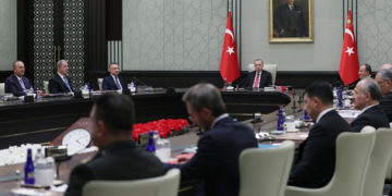 Στιγμιότυπο από τη συνεδρίαση του Συμβουλίου Εθνικής Ασφάλειας της Τουρκίας, το οποίο πραγματοποιήθηκε στο Προεδρικό Μέγαρο υπό τον Ρετζέπ Ταγίπ Ερντογάν (φωτ.: Προεδρία της Δημοκρατίας της Τουρκίας)