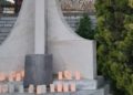 Φαναράκια στο μνημείο πεσόντων, στο Μακρυχώρι Τεμπών (φωτ.: onlarissa.gr)