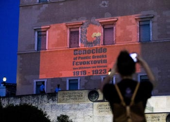 Επετειακός λογότυπος τη 19η Μαΐου 2022 στην πρόσοψη της Βουλής (φωτ.: EUROKINISSI / Γιάννης Παναγόπουλος)