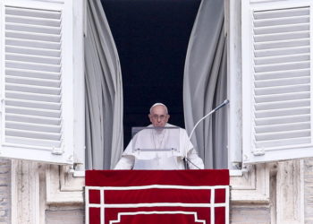 Ο πάπας Φραγκίσκος από το παράθυρο του Αποστολικού Παλατιού απευθύνεται στους 25.000 πιστούς που είναι συγκεντρωμένοι στην Πλατεία του Αγίου Πέτρου (Φωτ.: Fabio Frustac/EPA)