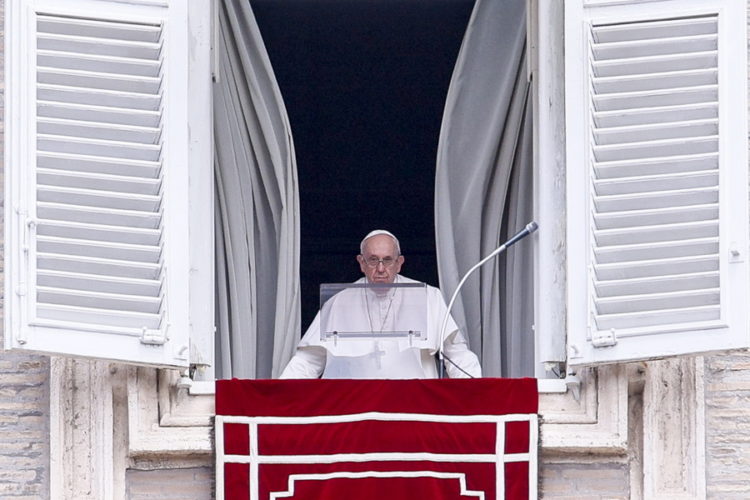 Ο πάπας Φραγκίσκος από το παράθυρο του Αποστολικού Παλατιού απευθύνεται στους 25.000 πιστούς που είναι συγκεντρωμένοι στην Πλατεία του Αγίου Πέτρου (Φωτ.: Fabio Frustac/EPA)