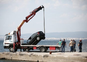 Γερανός ανασύρει το αυτοκίνητο το οποίο έπεσε στη θάλασσα με τον 50χρονο και την 70χρονη μητέρα του. (φωτ.: ΑΠΕ-ΜΠΕ /  Αχιλλέας Χήρας)