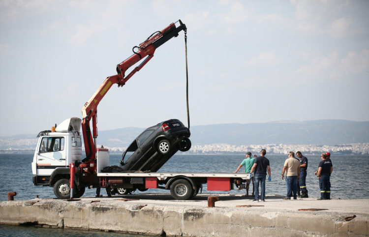 Γερανός ανασύρει το αυτοκίνητο το οποίο έπεσε στη θάλασσα με τον 50χρονο και την 70χρονη μητέρα του. (φωτ.: ΑΠΕ-ΜΠΕ /  Αχιλλέας Χήρας)