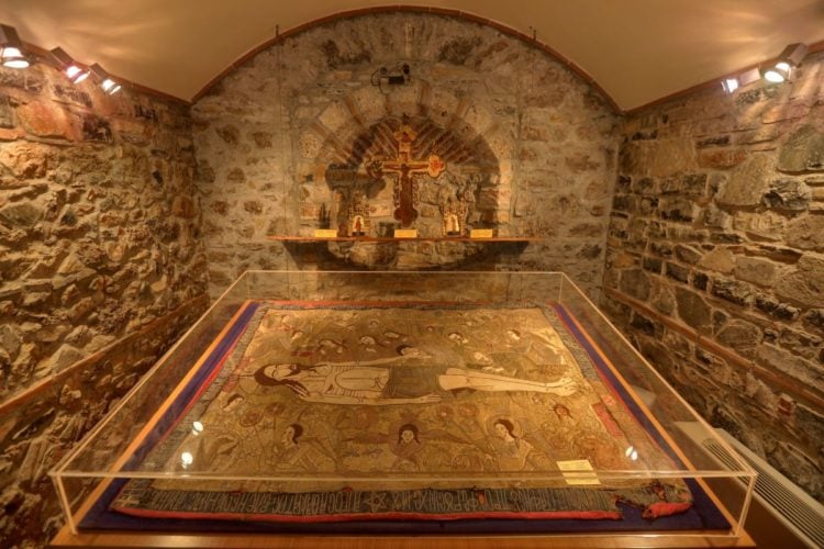 Μουσείο Ιεράς Μονής Αγίου Διονυσίου εν Ολύμπω – Επιτάφιος (Φωτ.: Ιερά Μητρόπολη Κίτρους, Κατερίνης και Πλαταμώνος)