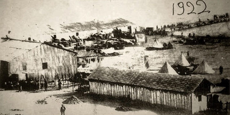 1922. Παραπήγματα του απολυμαντηρίου στην ακτή της Αρετσούς. Στο ΙΑΠΕ παραχωρήθηκε από τον Ηρακλή Μαστρογιαννάκη (πηγή: ΙΑΠΕ / Συλλογή Μενέλαου Αλεξιάδη)