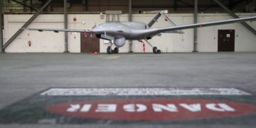 Άποψη του τουρκικού μη επανδρωμένου Bayraktar TB2 (drone), στην αεροπορική βάση Ιντσιρλίκ της Τουρκίας (φωτ. αρχείου: EPA/LESZEK SZYMANSKI POLAND OUT)