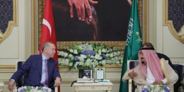 Ο Τούρκος πρόεδρος Ρετζέπ Ταγίπ Ερντογάν με τον βασιλιά της Σαουδικής Αραβίας Σαλμάν μπιν Αμπντουλαζίζ αλ Σαούντ, τον περασμένο Απρίλιο, στη Τζέντα (φωτ.:EPA/TURKISH PRESIDENT PRESS OFFICE / HANDOUT)