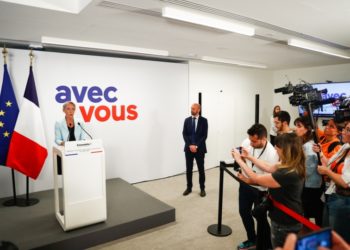 Η Γαλλίδα πρωθυπουργός Ελιζαμπέρ Μπορνέ μιλά στους δημοσιογράφους μετά την ανακοίνωση των αποτελεσμάτων του πρώτου γύρου των βουλευτικών εκλογών στη Γαλλία (φωτ.: EPA/Mohammed Badra)