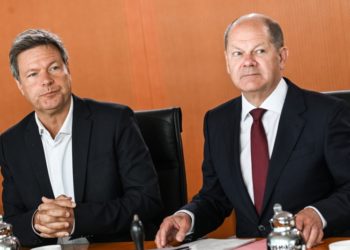 Ο καγκελάριος Όλαφ Σολτς και ο υπουργός Οικονομίας και Προστασίας του Κλίματος Ρόμπερτ της Γερμανίας Ρόμπερτ Χάμπεκ (Φωτ.: EPA/Filip Singer)