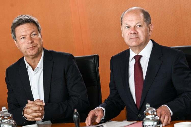 Ο καγκελάριος Όλαφ Σολτς και ο υπουργός Οικονομίας και Προστασίας του Κλίματος Ρόμπερτ της Γερμανίας Ρόμπερτ Χάμπεκ (Φωτ.: EPA/Filip Singer)
