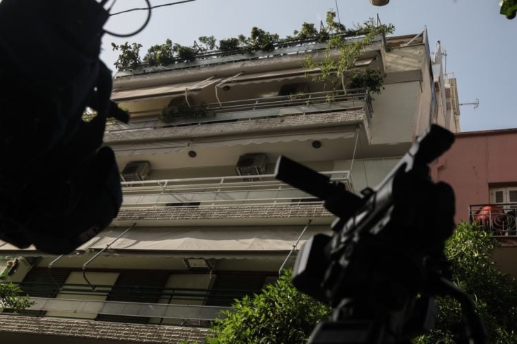 Δολοφονία 46χρονης από τον 53χρονο σύζυγό σε διαμέρισμα πολυκατοικίας επί της οδού Ματρόζου 39 στο Κουκάκι, Παρασκευή 24 Ιουνίου 2022. (Φωτ.: Eurokinissi/Γιάννης Παναγόπουλος)
