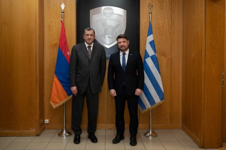 Ο ΥΦΕΘΑ Νίκος Χαρδαλιάς με τον υφυπουργό Άμυνας της Αρμενίας Καρέν Μπρουτιάν, στην τελευταία συνάντησή τους στην Αθήνα (φωτ.: ΓΡ. ΤΥΠΟΥ ΥΠ. ΑΜΥΝΑΣ / EUROKINISSI)
