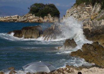 Κύματα σκάνε στα βράχια της παραλίας του Άγιου Σπυρίδωνα, στη βόρεια πλευρά της Κέρκυρας (φωτ. αρχείου: Γιώργος Κονταρίνης/ EUROKINISSI)