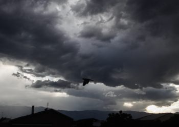 Βαριά σύννεφα πάνω από την πόλη των Τρικάλων στην απαρχή της κακοκαιρίας «GENESIS», αργά σήμερα το απόγευμα(φωτ.: Θανάσης Καλλιαράς/EUROKINISSI)