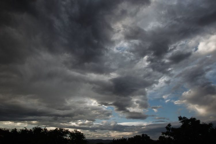 Βαριά σύννεφα πάνω από την πόλη των Τρικάλων στην απαρχή της κακοκαιρίας "Genesis", αργά το απόγευμα της Πέμπτης 9 Ιουνίου 2022. (Φωτ.: Eurokinissi/Θανάσης Καλλιάρας)