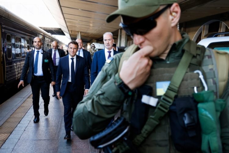 Ο Γάλλος πρόεδρος Εμανουέλ Μακρόν έφτασε στο Κίεβο μαζί με τον Γερμανό καγκελάριο Όλαφ Σολτς και τον Ιταλό πρωθυπουργός Μάριο Ντράγκι(Φωτ.: EPA/Ludovic Marin)