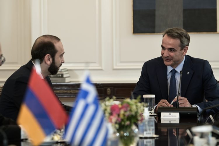 Συνάντηση του πρωθυπουργού Κυριάκου Μητσοτάκη με τον υπουργό Εξωτερικών της Αρμενίας Ararat Mirzoyan, Δευτέρα 27 Ιουνίου 2022. (Φωτ.: Eurokinissi/Μιχάλης Καραγιάννης)