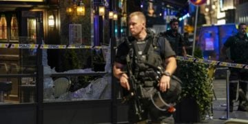 Αστυνομικοί έξω από το νυχτερινό κέντρο όπου δυο άνθρωποι σκοτώθηκαν και άλλοι δέκα τραυματίστηκαν από πυροβολισμούς στο Όσλο της Νορβηγίας, 25 Ιουνίου 2022 (Φωτ.: EPA/Javad Parsa)