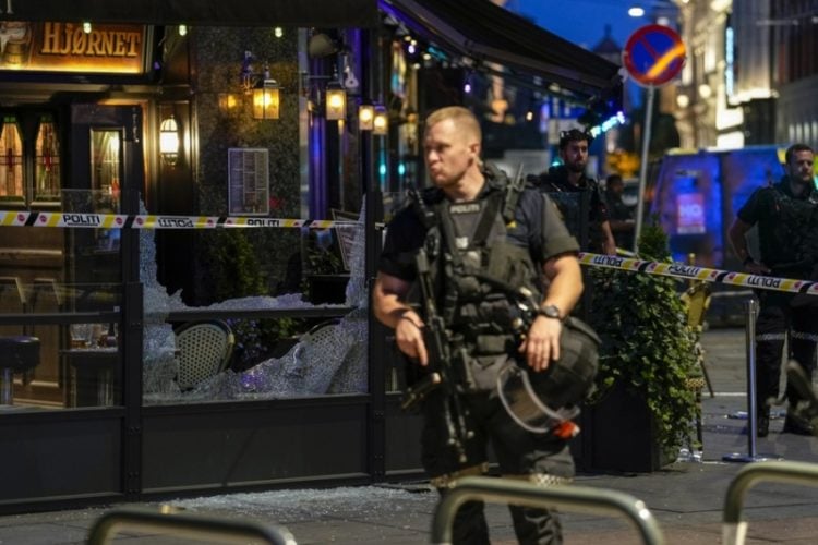 Αστυνομικοί έξω από το νυχτερινό κέντρο όπου δυο άνθρωποι σκοτώθηκαν και άλλοι δέκα τραυματίστηκαν από πυροβολισμούς στο Όσλο της Νορβηγίας, 25 Ιουνίου 2022 (Φωτ.: EPA/Javad Parsa)