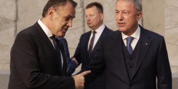 Ο Έλληνας υπουργός Εθνικής Άμυνας συνομιλεί με τον Τούρκο ομόλογό του Χουλουσί Ακάρ στο περιθώριο της Συνόδου του ΝΑΤΟ στις Βρυξέλλες, Πέμπτη 16 Ιουνίου 2022. (Φωτ.: EPA/Olivier Hoslet)