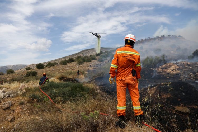 Πυρκαγιά στους πρόποδες του Υμηττού που ξεκίνησε από την θέση Πουρνάρι στην Α.Γλυφάδα. Στην περιοχή επιχειρούν επίγειες και εναέριες δυνάμεις της Πυροσβεστικής, καθώς η φωτιά κινείται σε δύσβατη ορεινή περιοχή και πνέουν ισχυροί άνεμοι, Σάββατο 4 Ιουνίου 2022 (Φωτ.: Βασίλης Ρεμπάπης/Eurokinissi)