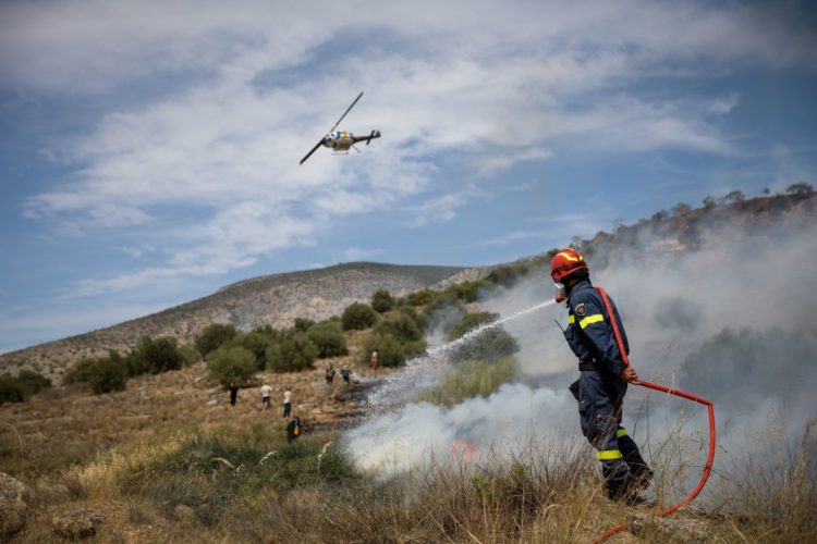 Πυρκαγιά στους πρόποδες του Υμηττού που ξεκίνησε από την θέση Πουρνάρι στην Α.Γλυφάδα. Στην περιοχή επιχειρούν επίγειες και εναέριες δυνάμεις της Πυροσβεστικής, καθώς η φωτιά κινείται σε δύσβατη ορεινή περιοχή και πνέουν ισχυροί άνεμοι, Σάββατο 4 Ιουνίου 2022 (Φωτ.: Βασίλης Ρεμπάπης/Eurokinissi)