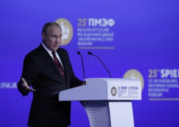 Ο Ρώσος πρόεδρος Βλαντίμιρ Πούτιν στο βήμα του διεθνούς οικονομικού φόρουμ της Αγίας Πετρούπουλης 17 Ιουνίου 2022 (Φωτ.: EPA/Anatoly Maltsev)