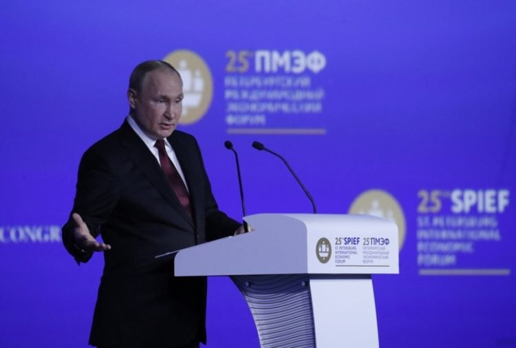 Ο Ρώσος πρόεδρος Βλαντίμιρ Πούτιν στο βήμα του διεθνούς οικονομικού φόρουμ της Αγίας Πετρούπουλης 17 Ιουνίου 2022 (Φωτ.: EPA/Anatoly Maltsev)