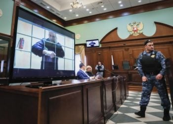 Ο επικεφαλής της ρωσικής αντιπολίτευσης Αλεξέι Ναβάλνι στη γιγαντοοθόνη ενώ βρίσκεται στη φυλακή IK-2, στο Ποκρόφ της Ρωσίας (φωτ.: EPA/YURI KOCHETKOV)