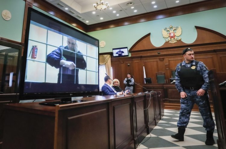 Ο επικεφαλής της ρωσικής αντιπολίτευσης Αλεξέι Ναβάλνι στη γιγαντοοθόνη ενώ βρίσκεται στη φυλακή IK-2, στο Ποκρόφ της Ρωσίας (φωτ.: EPA/YURI KOCHETKOV)