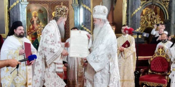 Ο Πατριάρχης Σερβίας παραδίδει τον Τόμο Αυτοκεφαλίας στον προκαθήμενο της Εκκλησίας της Αχρίδος (φωτ.: religija.mk)