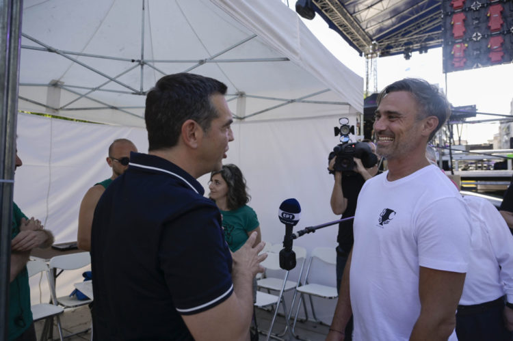 Ο πρόεδρος του ΣΥΡΙΖΑ-ΠΣ Αλέξης Τσίπρας συνομιλεί με τον Γιώργο Καπουτζίδη στο Athens Pride 2022 (Φωτ.: Eurokinissi/Γραφείο Τύπου ΣΥΡΙΖΑ)