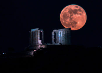 Υπερπανσέληνος πάνω από το ναό του Ποσειδώνα στο Σούνιο (Φωτ: Eurokinissi)