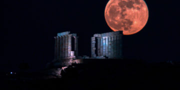 Υπερπανσέληνος πάνω από το ναό του Ποσειδώνα στο Σούνιο (Φωτ: Eurokinissi)